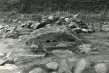 Tak zwany grobowiec Mieszka Starego i Mieszka Mieszkowica, badania 1988, przekrój, widoczne kamienie fundamentów kolegiaty