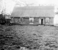 Post-and-plank cottage