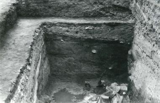 Deep trench outside the collegiate church (from the south), profile