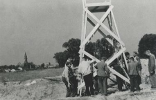 Mounting of the photo tower, field works, in the distance the tower of the church of St. Gotthard