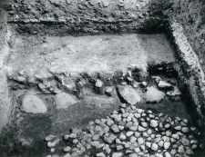Kamienna ława fundamentów wieży kolegiaty, i bruk kamienny, od zachodu