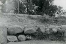 Kamienie ławy fundamentowej południowego muru kolegiaty św. Pawła - odsłonięte dwie warstwy