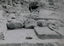 Kamienie ławy fundamentowej południowego muru kolegiaty św. Pawła - pierwsza warstwa w trakcie odsłaniania