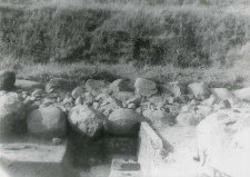 Kamienie ławy fundamentowej północnego muru kolegaty św. Pawła z przylegającym wykopem sondażowym