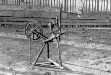 spinning wheel with a distaff