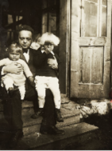 Janusz Domaniewski with children