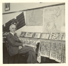 Witold Eichler z kolekcjami zoologicznymi